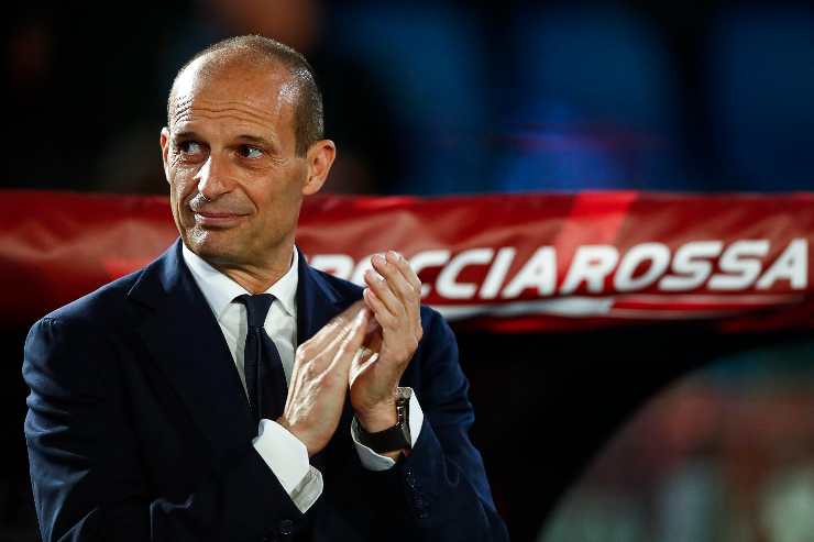 Massimiliano Allegri applaude dalla panchina