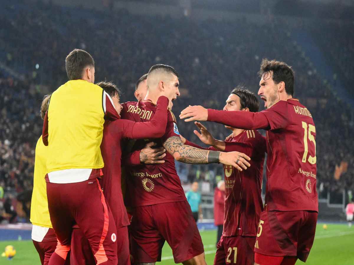 I giocatori della Roma esultano dopo un gol