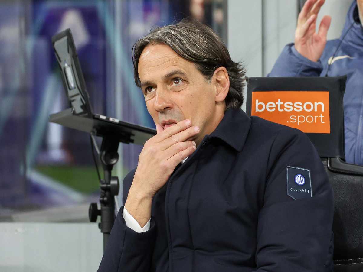 Simone Inzaghi dubbioso in panchina 