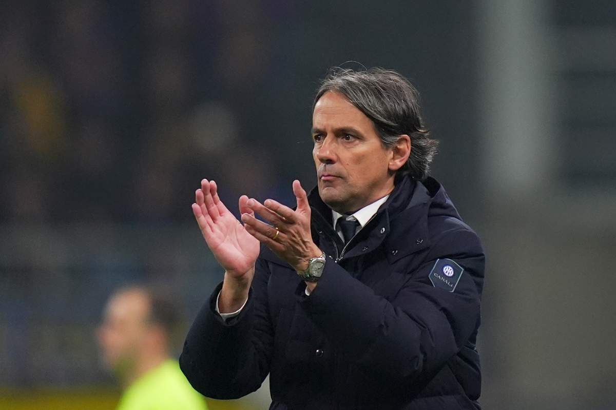 Simone Inzaghi applaude i giocatori dell'Inter dalla panchina