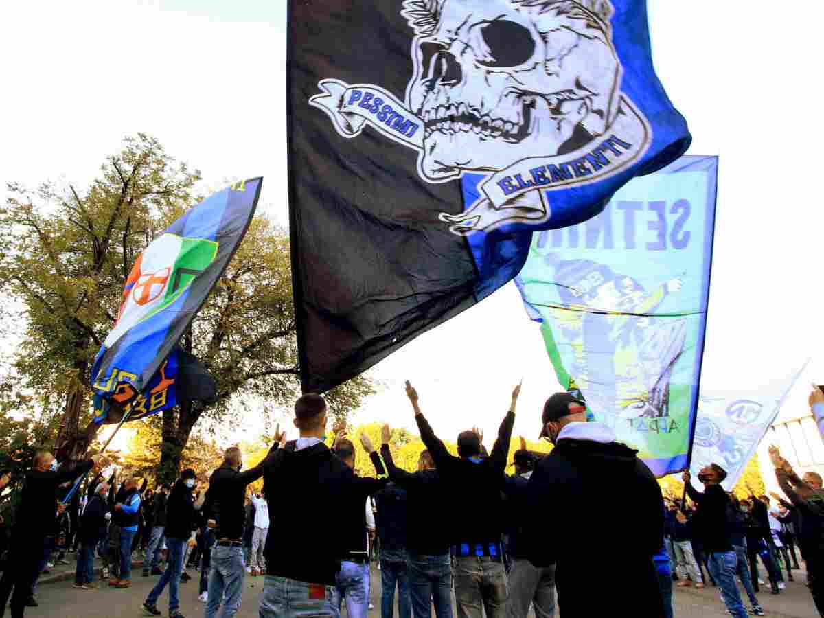 Tifosi nerazzurri con bandiera con teschio